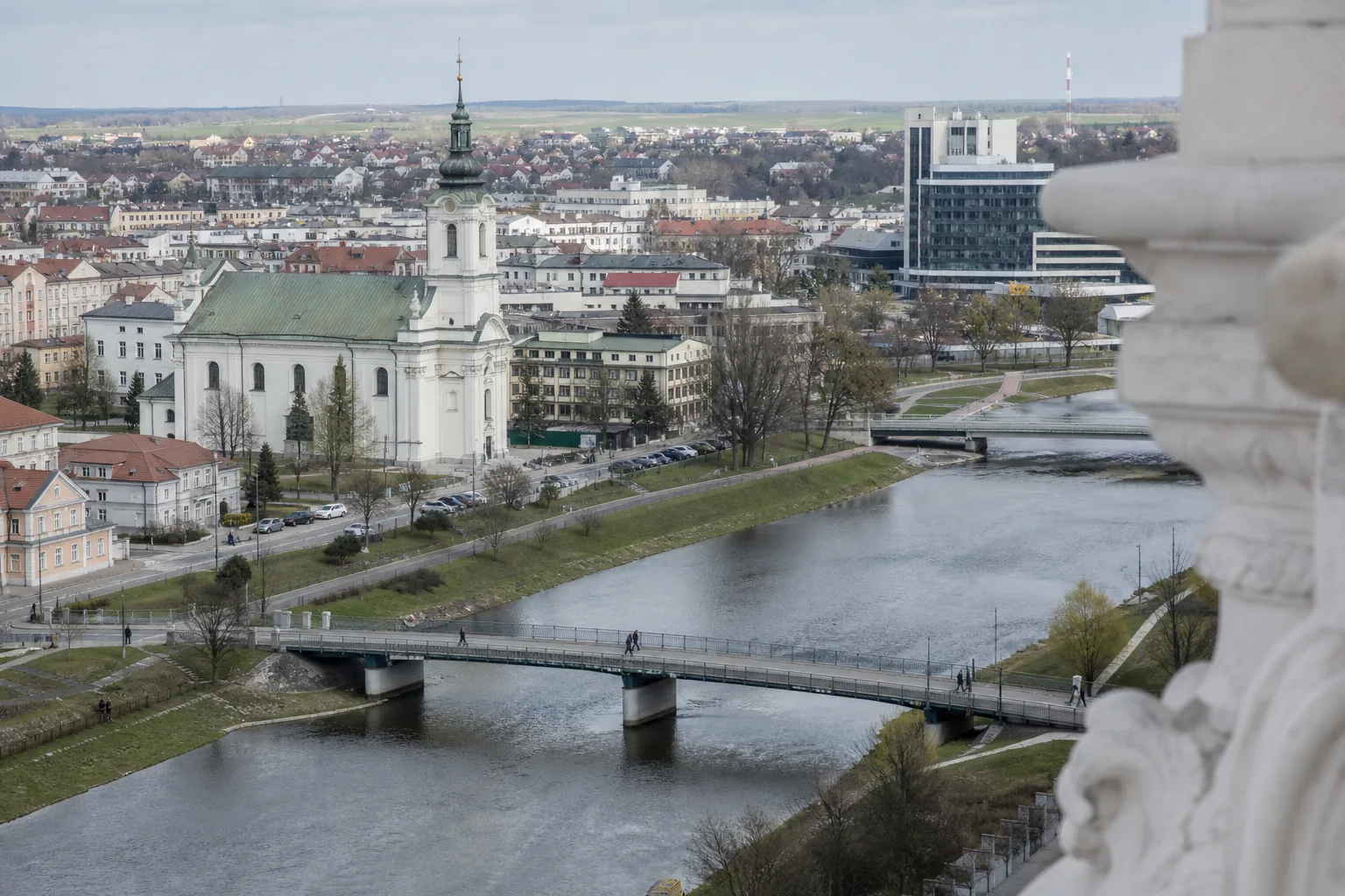 Miasto powiatowe z rzeką i zabudową śródmieścia z lotu ptaka