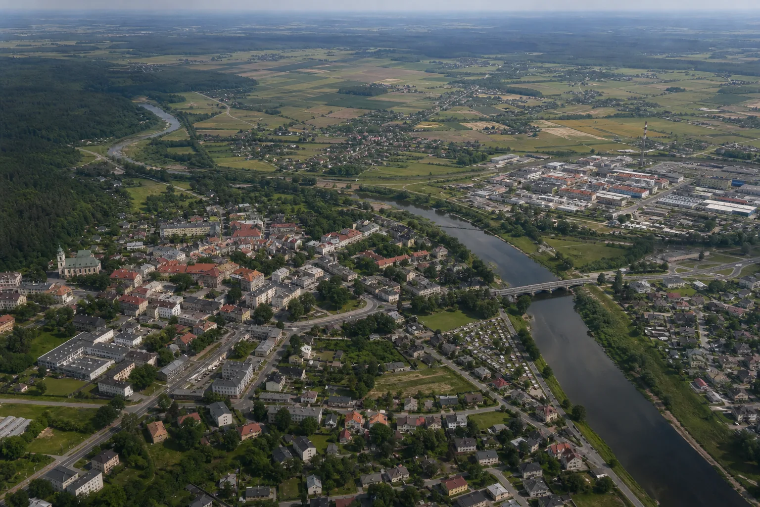 Widok z lotu ptaka na miasto powiatowe otoczone polami